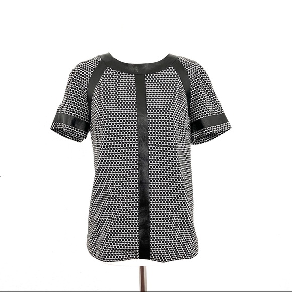 Vince Camuto Tops - Vince Camuto print top w/trim